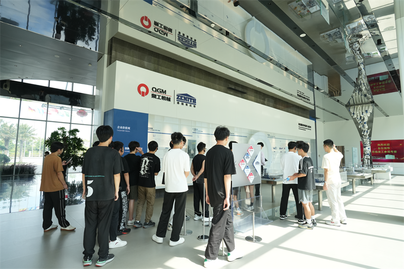 มหาวิทยาลัย Liming Vocational เยี่ยมชม Fujian Quangong Machinery Co.,Ltd เพื่อศึกษาโครงการพัฒนางาน