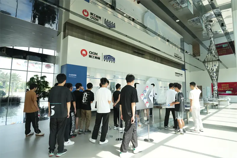 มหาวิทยาลัย Liming Vocational เยี่ยมชม Fujian Quangong Machinery Co.,Ltd เพื่อศึกษาโครงการพัฒนางาน