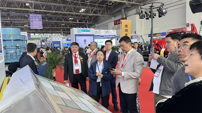 ฤดูใบไม้ร่วงสีทองรวบรวมเพื่อพูดคุยเกี่ยวกับการผลิตที่ชาญฉลาด จุดแข็งของ Quangong สร้างความเจิดจ้า