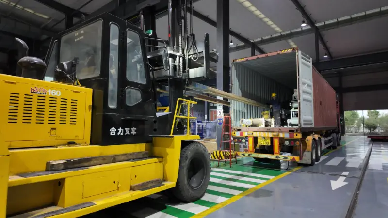 เรือขนาดใหญ่ได้รับความไว้วางใจ และอุปกรณ์ที่ผลิตอย่างชาญฉลาดกำลังมุ่งหน้าไปยังจุดหมายปลายทางทั่วโลก