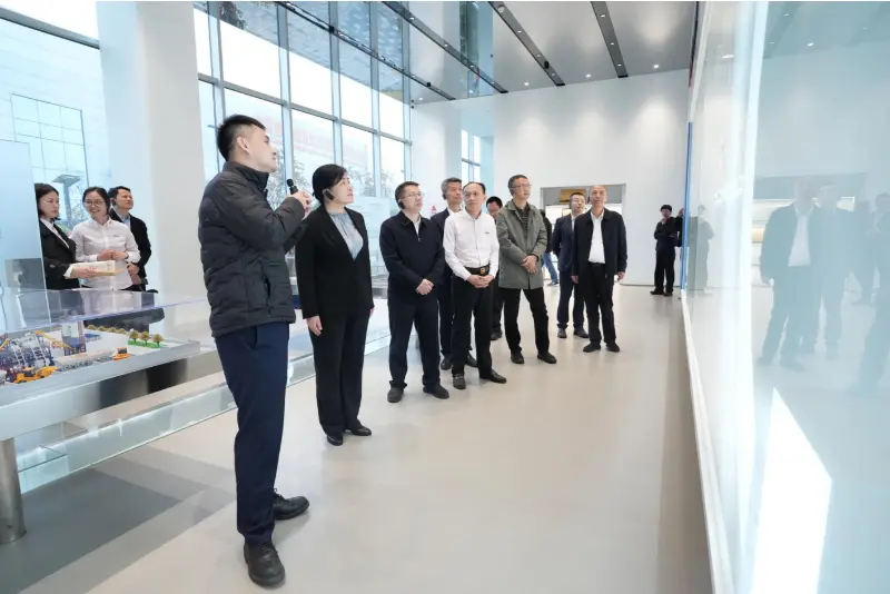 นายหลิว มิน รองผู้อำนวยการสำนักเศรษฐกิจเอกชน สำนักงานคณะกรรมการพัฒนาและปฏิรูปแห่งชาติ (NDRC) และคณะได้เยี่ยมชม Quangong Machinery Co., Ltd. เพื่อเยี่ยมชมการตรวจสอบและวิจัย