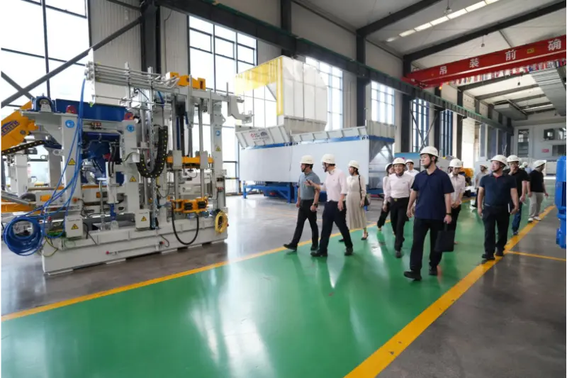เจ้าหน้าที่จากกรมอุตสาหกรรมและเทคโนโลยีสารสนเทศมณฑลฝูเจี้ยนเยี่ยมชม Quangong Machinery Co., Ltd. เพื่อตรวจสอบและให้คำแนะนำ